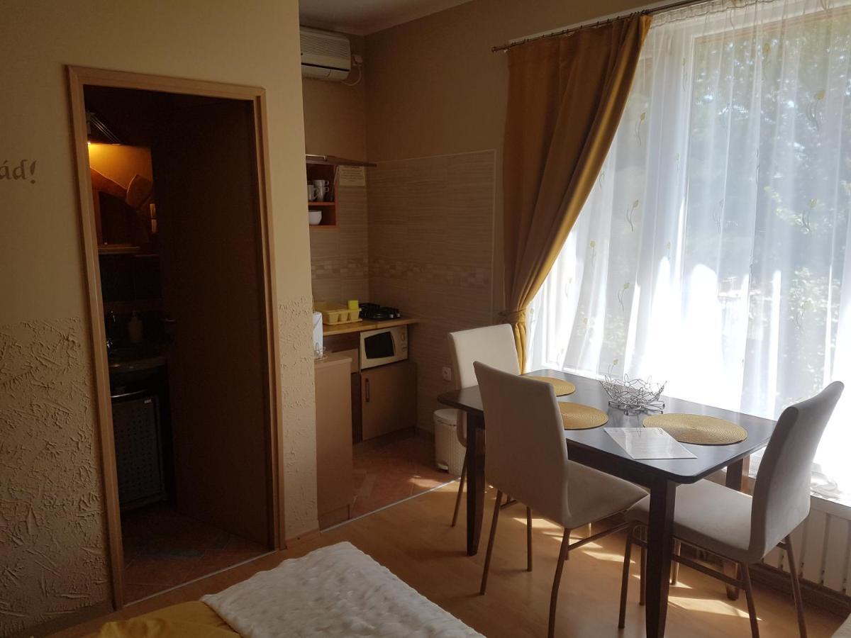 Rozsa Apartman Alsoors Bagian luar foto