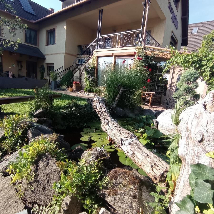 Rozsa Apartman Alsoors Bagian luar foto