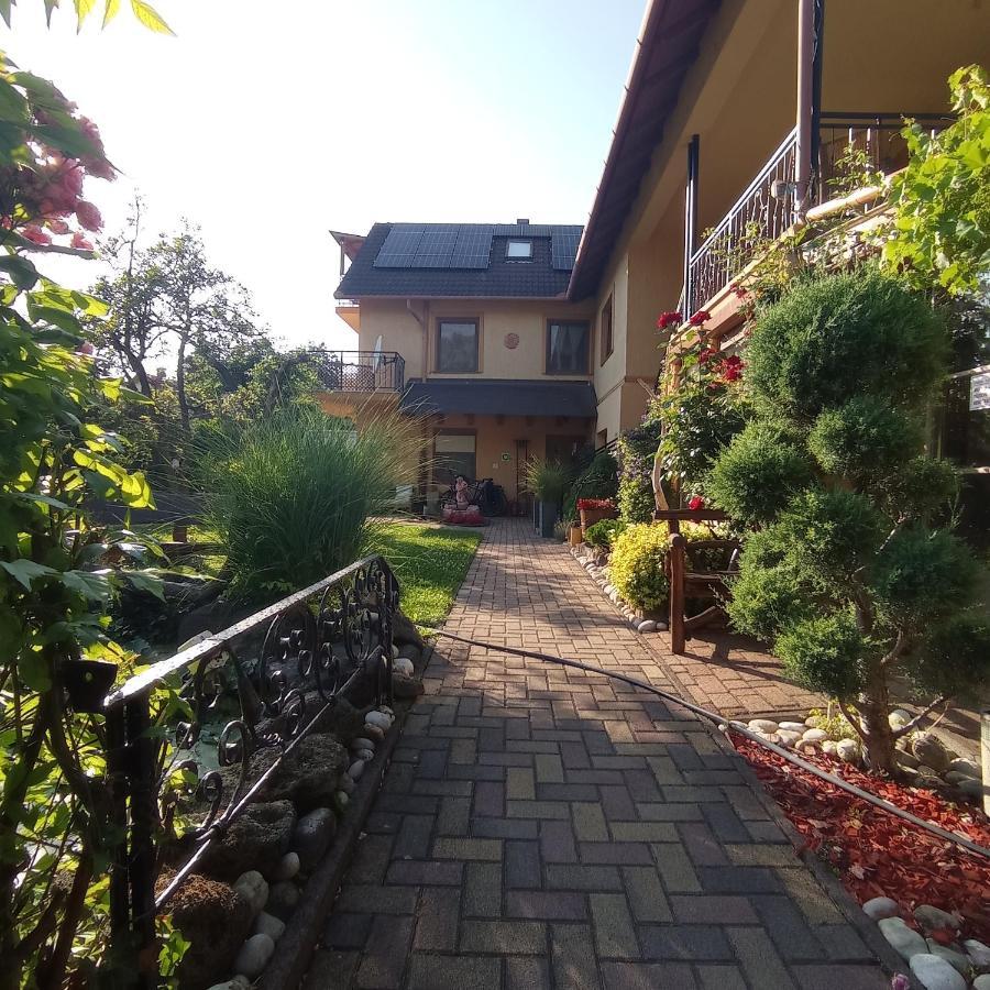 Rozsa Apartman Alsoors Bagian luar foto